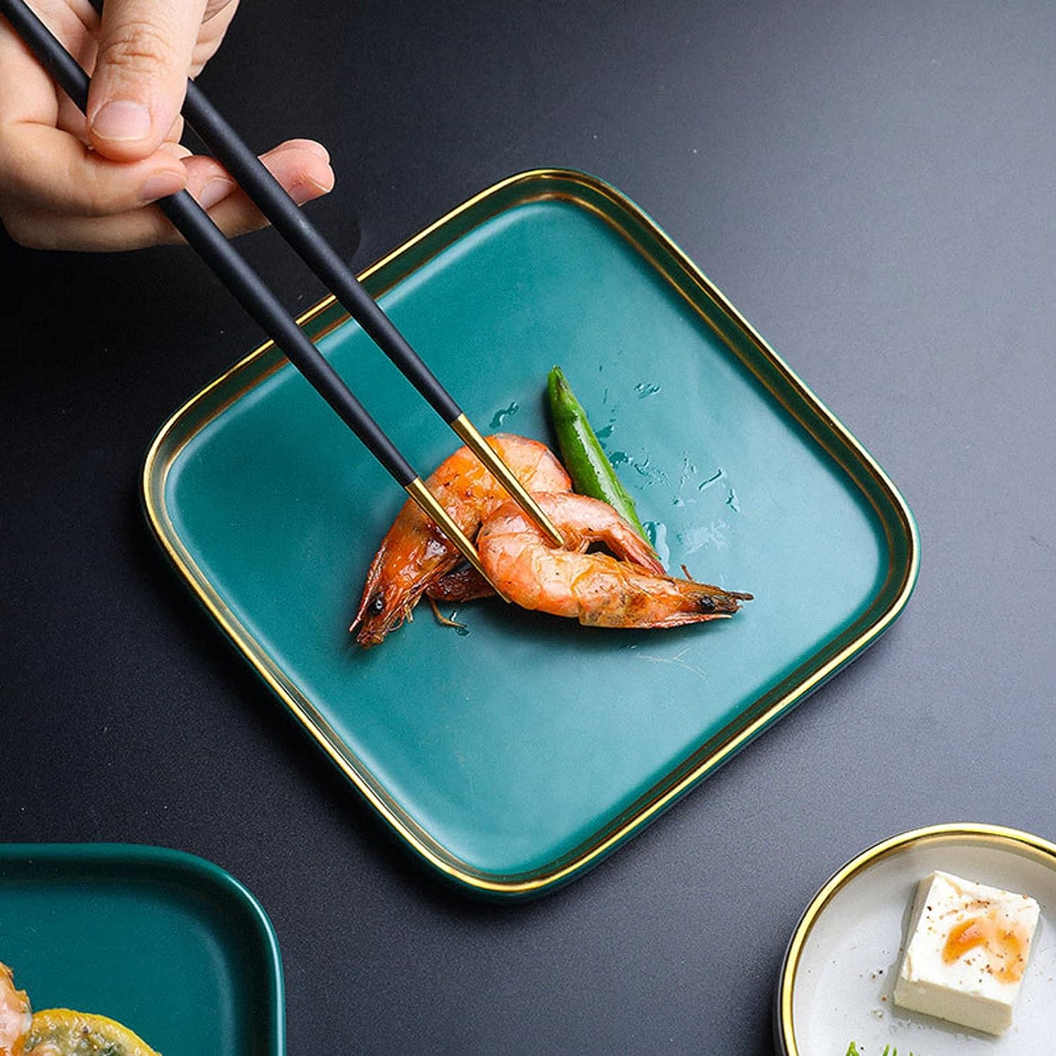 How to use chopsticks properly and seven chopsticks taboos to avoid in Japan